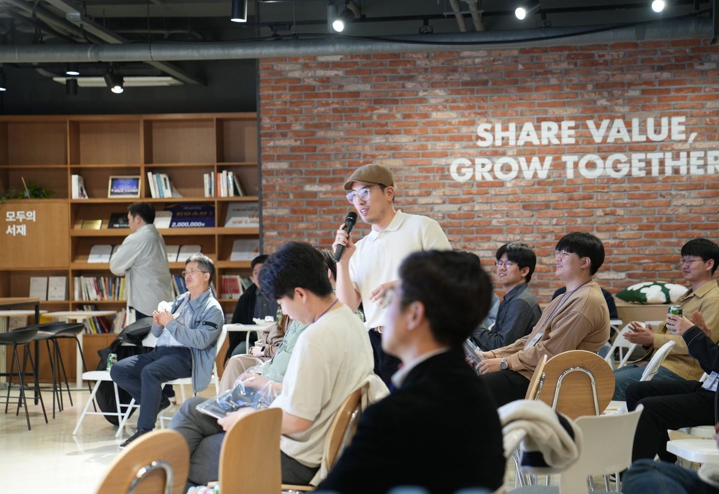 AI Ignite 오프라인 세션에서 참가자가 마이크를 들고 질문하는 모습
