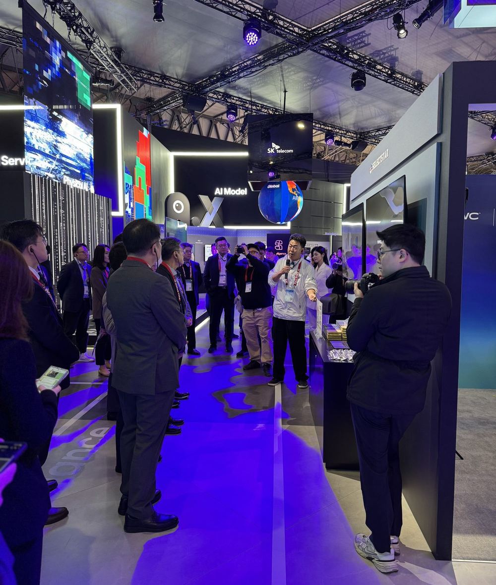 MWC 파트너 부스에서 방문객에게 설명하는 모습