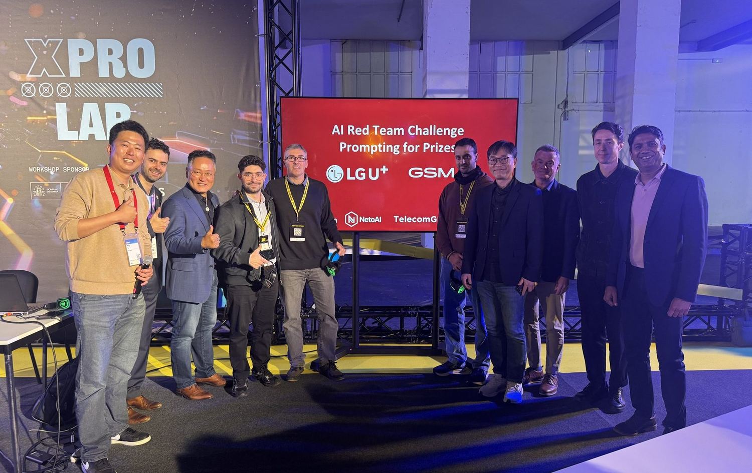 MWC AI Red Team Challenge 무대 앞 단체 사진