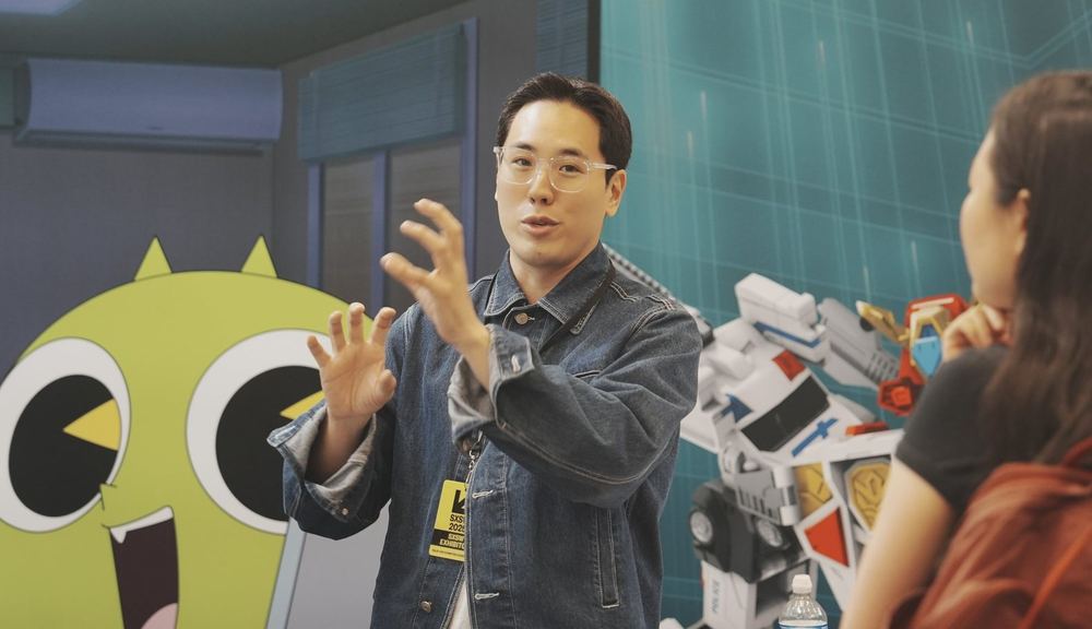 SXSW 2025 현장에서 설명하는 모습